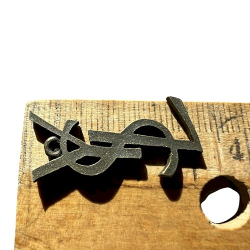 3 Pendentifs Pampilles vintage Yves Saint-Laurent monogramme accessoire de mode