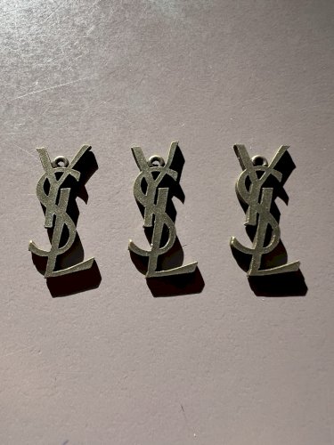 3 Pendentifs Pampilles vintage Yves Saint-Laurent monogramme accessoire de mode