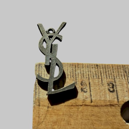 3 Pendentifs Pampilles vintage Yves Saint-Laurent monogramme accessoire de mode