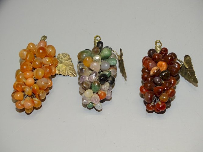 - 3 PETITES GRAPPES de RAISIN DIFFERENTES PIERRES de COULEUR et AGATE   D