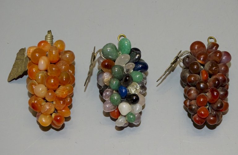 - 3 PETITES GRAPPES de RAISIN DIFFERENTES PIERRES de COULEUR et AGATE   D