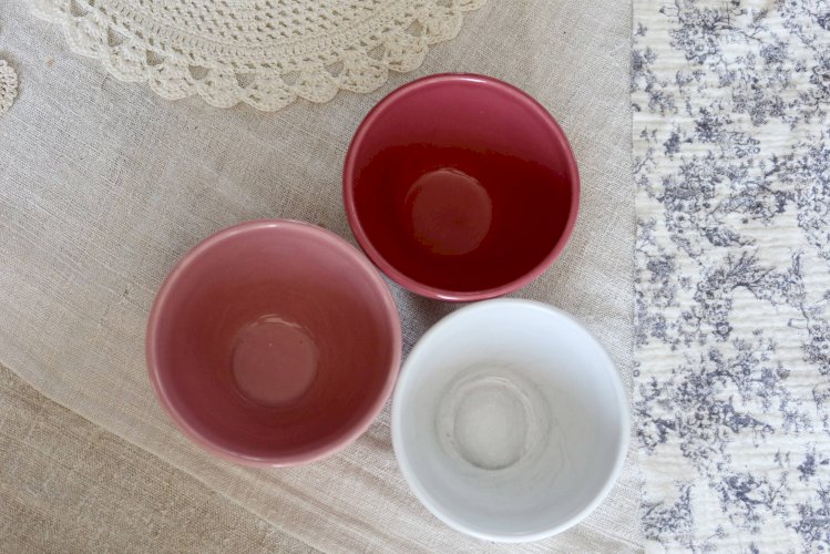 3 petits bols vintage dépareillés tons rose, blanc et framboise