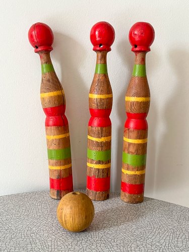 3 quilles en bois anciennes