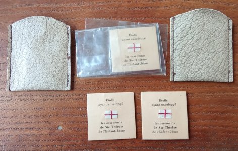 3 reliquaire Étoffe ayant enveloppé Les ossements Ste Thérèse de L Enfant Jésus