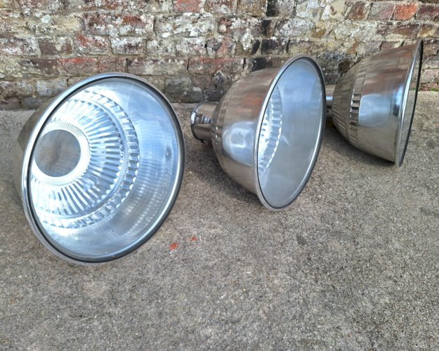 3 suspensions industrielles vintage, luminaires anciens d’atelier