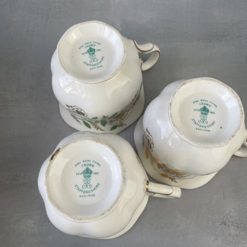3 tasse à thé porcelaine anglaise CROWN STAFFORDSHIRE England à décor de fleurs