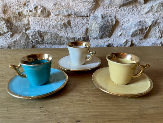 3 tasses à expresso et leurs soucoupes, porcelaine de Limoges, modèle Magdalithe, années 1950