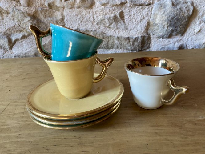 3 tasses à expresso et leurs soucoupes, porcelaine de Limoges, modèle Magdalithe, années 1950