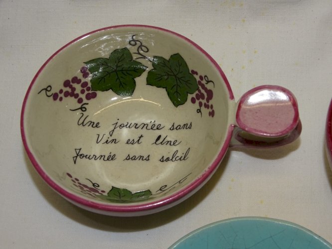 -3 TASTES VIN CERAMIQUE  1 OMBILIC 2 TASSES AVEC MAXIMES SUR LE VIN AU FOND   D