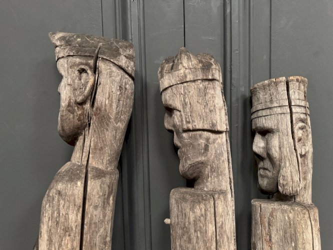 3 totems en bois art populaire représentant les rois mages milieu XXe L9205