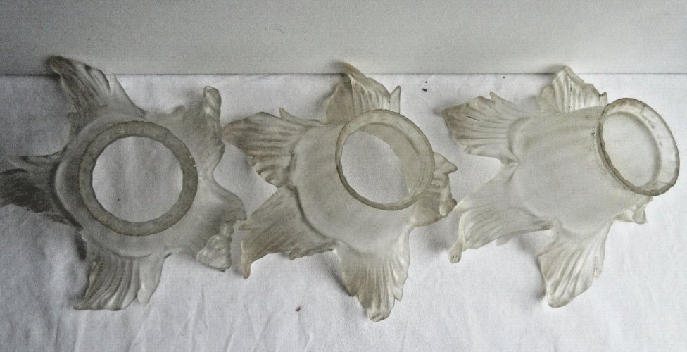 3 tulipes en verre blanc, fleurs à 5 pétales nervurés, Art Déco