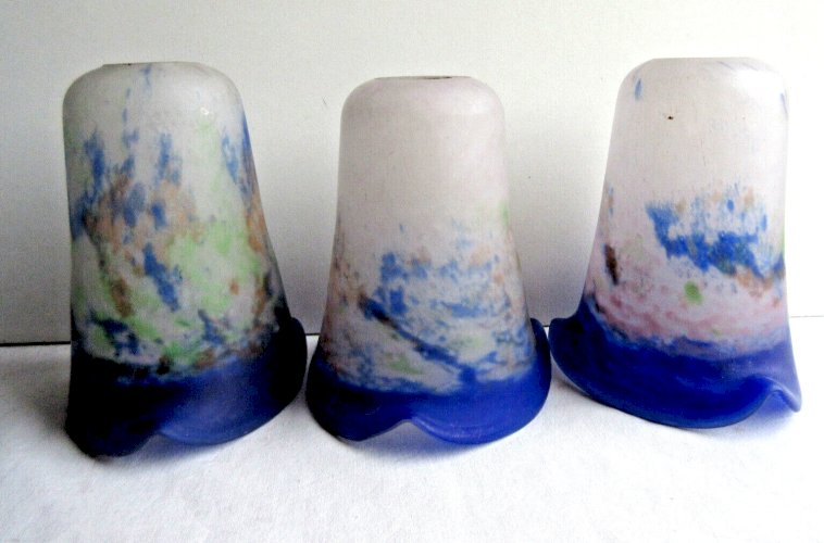 3 tulipes en verre marmoréen, base bleue + touches multicolores, Degué ou Muller