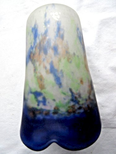 3 tulipes en verre marmoréen, base bleue + touches multicolores, Degué ou Muller