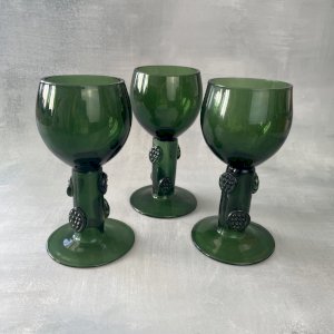 3 verres ancien à vin roemer en cristal vert tige droite et creuse avec prunts