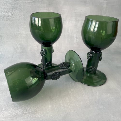 3 verres ancien à vin roemer en cristal vert tige droite et creuse avec prunts