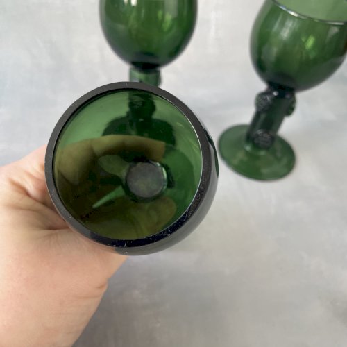 3 verres ancien à vin roemer en cristal vert tige droite et creuse avec prunts