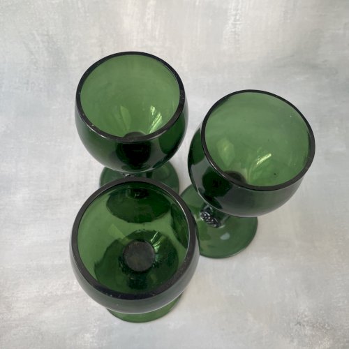 3 verres ancien à vin roemer en cristal vert tige droite et creuse avec prunts