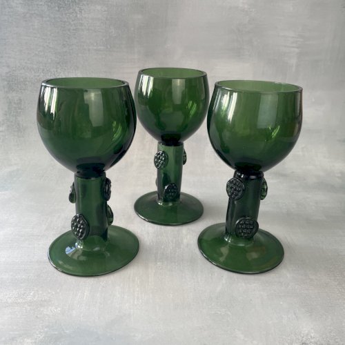 3 verres ancien à vin roemer en cristal vert tige droite et creuse avec prunts