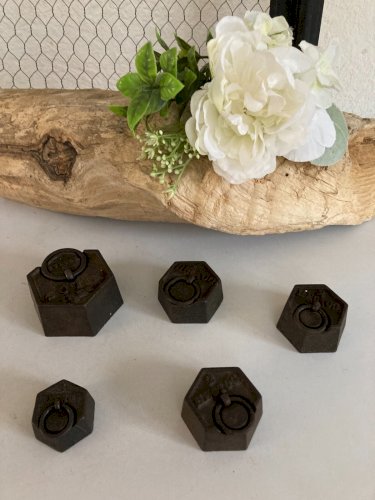 325⚜️ 5 Anciens Poids Hexagonaux en Fonte Ensemble Décoration Hectog Vintage
