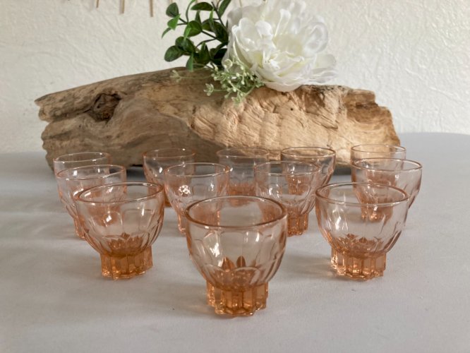 325⚜️ Ancien Lot de 12 Petit Verres à Liqueur en Verre Couleur Rose Hauteur 4 Cm