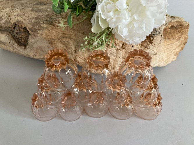 325⚜️ Ancien Lot de 12 Petit Verres à Liqueur en Verre Couleur Rose Hauteur 4 Cm