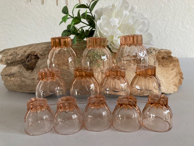 325⚜️ Ancien Lot de 12 Petit Verres à Liqueur en Verre Couleur Rose Hauteur 4 Cm
