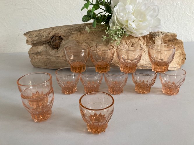 325⚜️ Ancien Lot de 12 Petit Verres à Liqueur en Verre Couleur Rose Hauteur 4 Cm