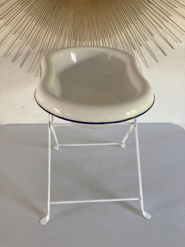 325⚜️ Ancienne Bassine Bidet Sur Pieds en Tôle Émaillée Blanc Liseré Bleu