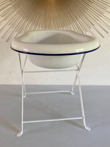 325⚜️ Ancienne Bassine Bidet Sur Pieds en Tôle Émaillée Blanc Liseré Bleu
