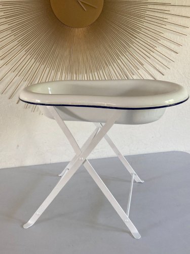 325⚜️ Ancienne Bassine Bidet Sur Pieds en Tôle Émaillée Blanc Liseré Bleu