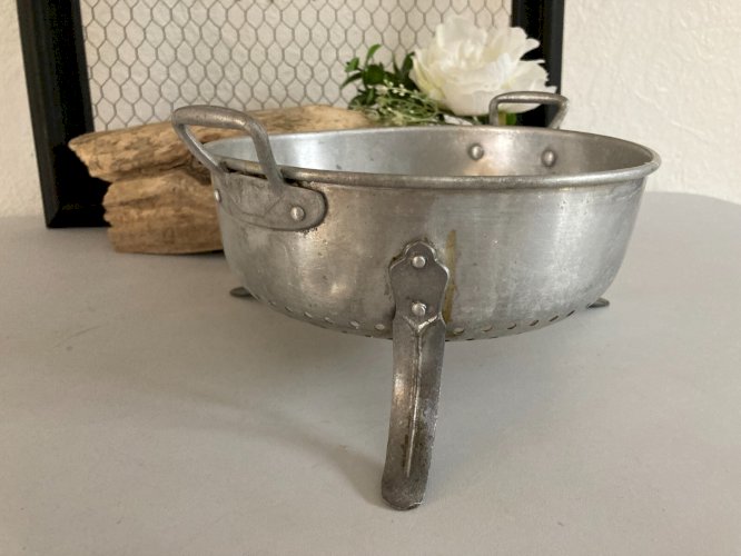325 ⚜️  Ancienne Passoire Égouttoir 3 Pieds en Aluminium Diamètre 20 Cm