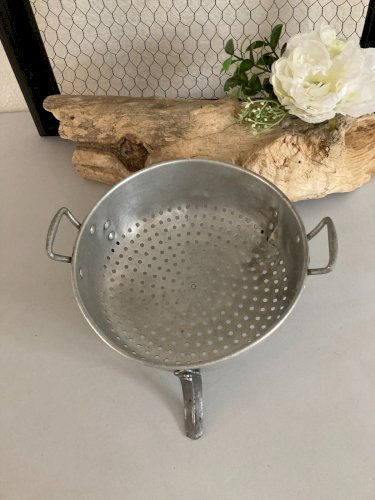 325 ⚜️  Ancienne Passoire Égouttoir 3 Pieds en Aluminium Diamètre 20 Cm