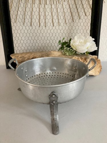 325 ⚜️  Ancienne Passoire Égouttoir 3 Pieds en Aluminium Diamètre 20 Cm