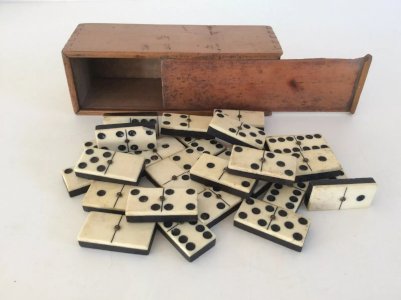4 ⚜️ Antique Old Toy Board Game Wooden Box 28 Vintage Dominoes