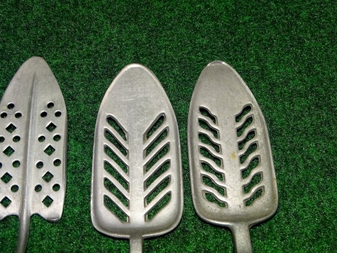 - 4 ANCIENNES CUILLERES A ABSINTHE 2 Métal étamé France Aciéré 2 en ETAIN    D