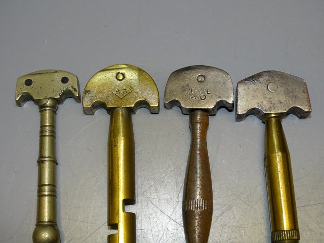 -4 ANCIENS DIAMANTS de VITRIER MANCHES en EPAIS COLLECTION OUTILS ANCIENS   D