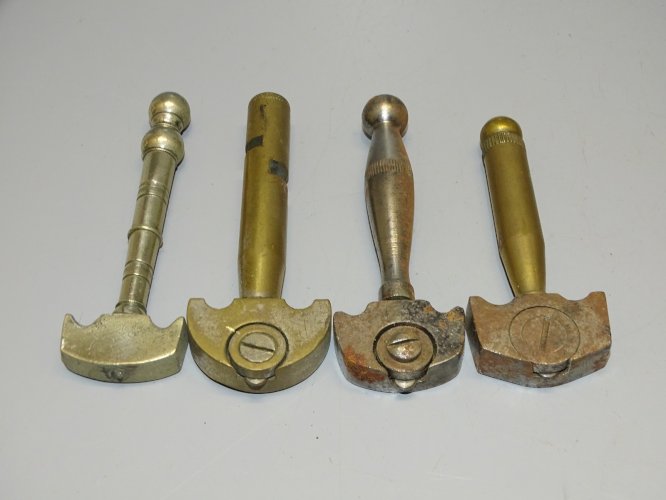 -4 ANCIENS DIAMANTS de VITRIER MANCHES en EPAIS COLLECTION OUTILS ANCIENS   D