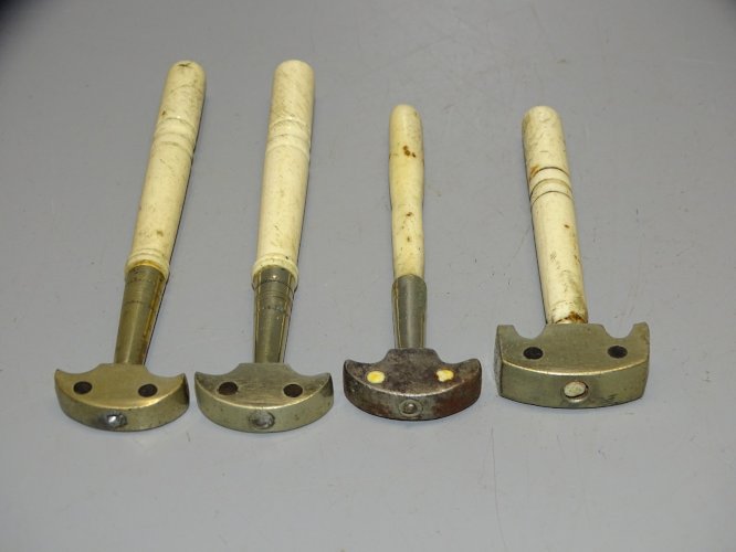 -4 ANCIENS DIAMANTS de VITRIER MANCHES en OS COLLECTION OUTILS ANCIENS   D