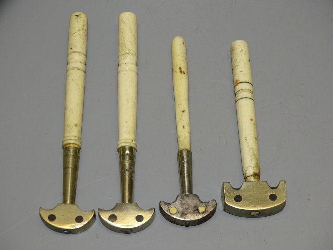 -4 ANCIENS DIAMANTS de VITRIER MANCHES en OS COLLECTION OUTILS ANCIENS   D