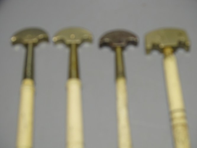 -4 ANCIENS DIAMANTS de VITRIER MANCHES en OS COLLECTION OUTILS ANCIENS   D