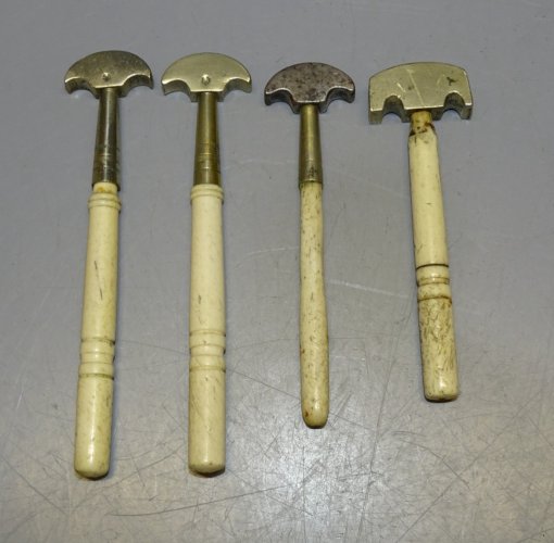 -4 ANCIENS DIAMANTS de VITRIER MANCHES en OS COLLECTION OUTILS ANCIENS   D