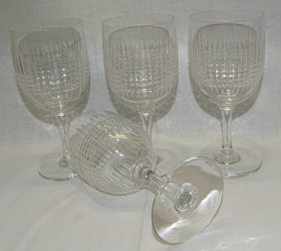 -4 ANCIENS VERRES A PIEDS CRISTAL MODELE BACCARAT NANCY non marqués COLLECTION D