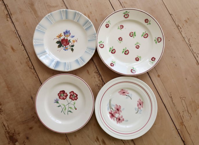 4 assiettes à dessert dépareillées vintage faïence fleurie – Lot Rosie