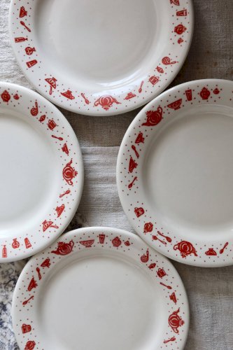 4 assiettes à dessert vintage en porcelaine à liseré rouge motif petit déjeuner