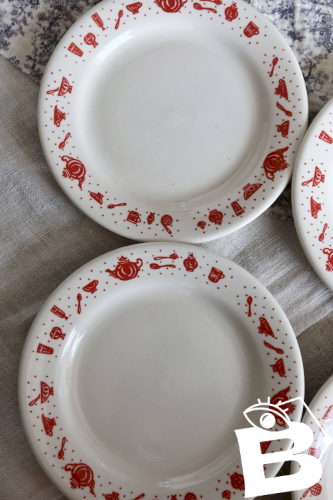 4 assiettes à dessert vintage en porcelaine à liseré rouge motif petit déjeuner