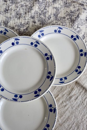 4 assiettes à dessert vintage faïence blanche - Décor cerises bleues