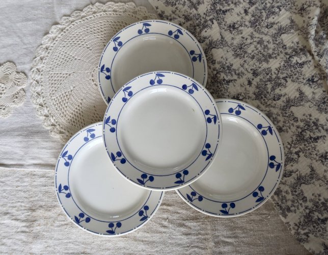 4 assiettes à dessert vintage faïence blanche - Décor cerises bleues