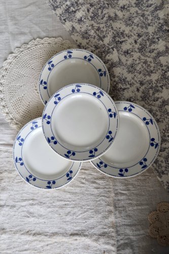 4 assiettes à dessert vintage faïence blanche - Décor cerises bleues