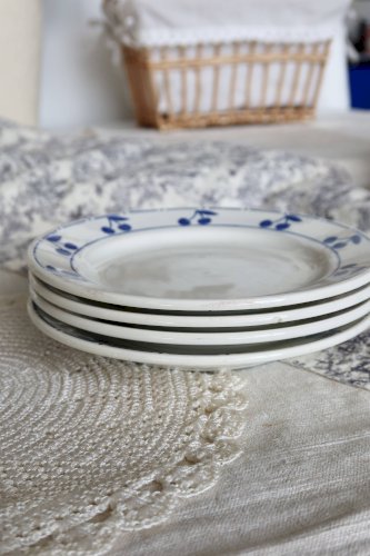 4 assiettes à dessert vintage faïence blanche - Décor cerises bleues
