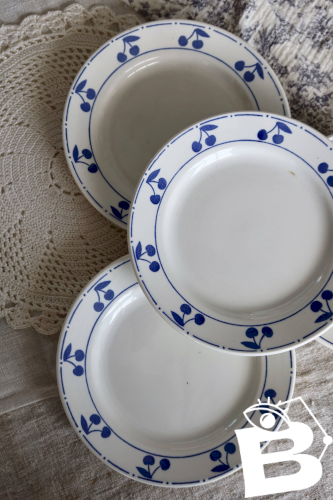 4 assiettes à dessert vintage faïence blanche - Décor cerises bleues